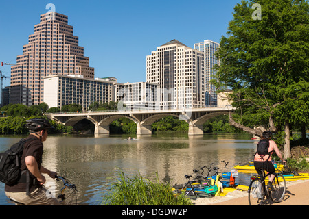 Skyline von Radfahrern Lady Bird Lake Austin Texas USA Stockfoto