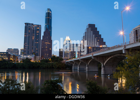 Skyline von Austin und Congress Avenue Bridge in der Dämmerung Texas USA Stockfoto