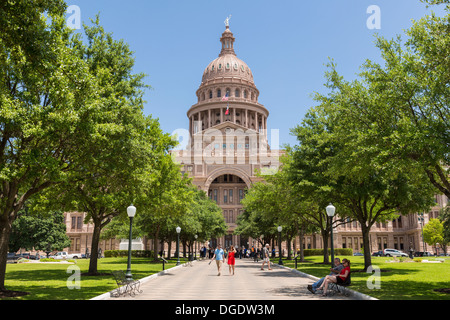 Besucher am Eingang zur Texas State Capitol building Austin USA Stockfoto