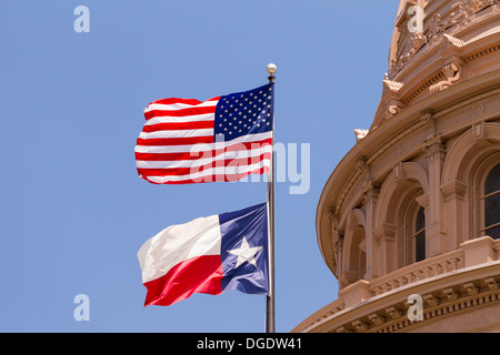 USA und Texas Fahnen über Texas State Capitol building Austin USA Stockfoto