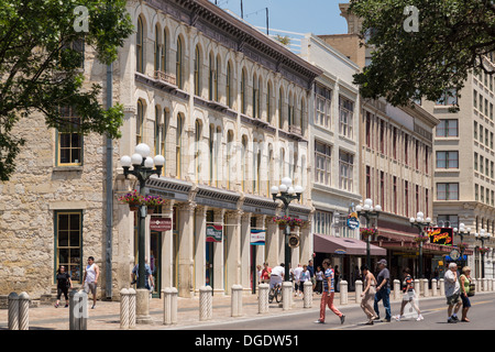 Touristen genießen einen sonnigen Sommertag in Alamo Plaza San Antonio Texas USA Stockfoto