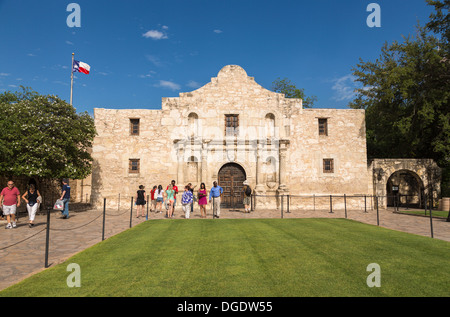 Touristen besuchen das Alamo an einem sonnigen Tag San Antonio Texas USA Stockfoto