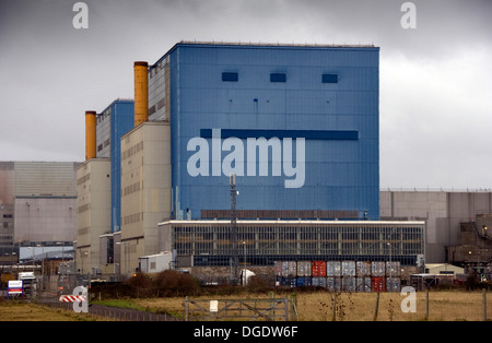 Hinkley Point Kernkraftwerk A (2 blaue Gebäude) und B-Station in Somerset. Der Reaktor in EINER Station wurde stillgelegt. Stockfoto