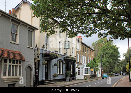 Die Elster-Kneipe an der Thames Street, Sunbury am Thames, Surrey, England, UK. Stockfoto