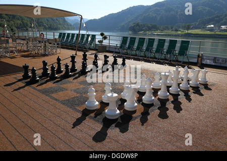 Riesenschach set an einem Fluss-Kreuzfahrtschiff Stockfoto