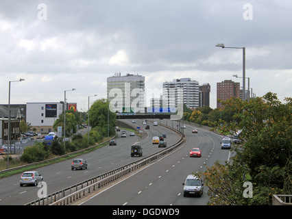 A316 zweispurigen Straße in Sunbury Cross, Sunbury am Thames, Surrey, England, UK. Stockfoto