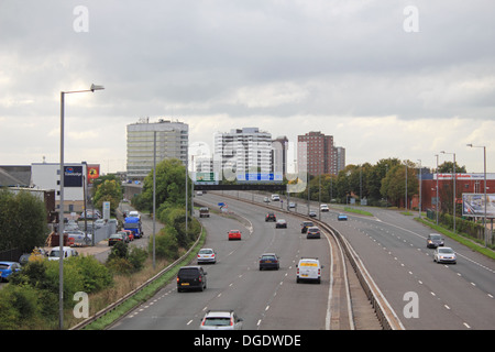 A316 zweispurigen Straße in Sunbury Cross, Sunbury am Thames, Surrey, England, UK. Stockfoto