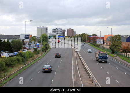 A316 zweispurigen Straße in Sunbury Cross, Sunbury am Thames, Surrey, England, UK. Stockfoto