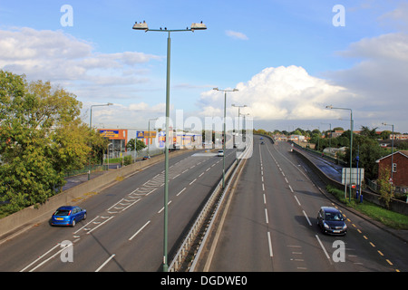 A316 zweispurigen Straße an der Spitze Ecke Hanworth, SW-London, England, UK. Stockfoto