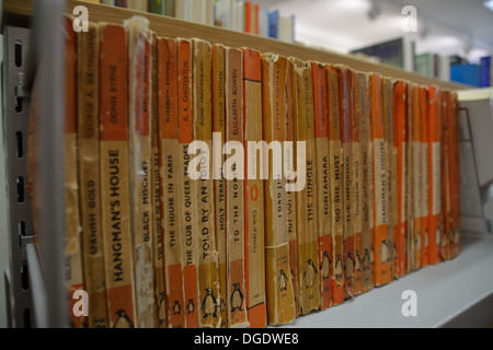 Reihe von alten Penguin Classics für den Verkauf in einem Second-Hand-Buchladen.  Stadtzentrum Chelmsford, Essex. Stockfoto