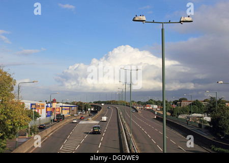 A316 zweispurigen Straße an der Spitze Ecke Hanworth, SW-London, England, UK. Stockfoto