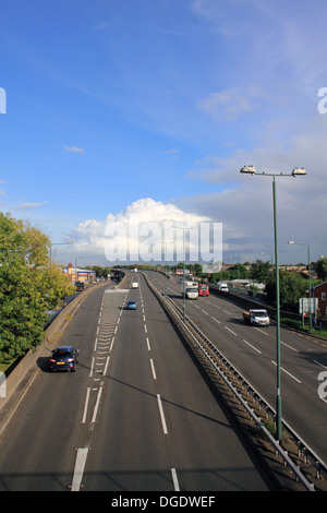 A316 zweispurigen Straße an der Spitze Ecke Hanworth, SW-London, England, UK. Stockfoto