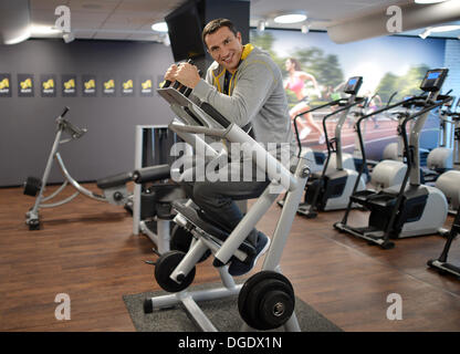 Berlin, Deutschland. 19. Oktober 2013. IBF, WBO und WBA Schwergewichts-Boxen-Weltmeister Wladimir Klitschko aus der Ukraine-Posen in einem Fitnessstudio in Berlin, Deutschland, 19. Oktober 2013. Klitschko bestätigte in einem Interview mit der Nachrichtenagentur Dpa, die er zu Jahresbeginn 2014 seinen Titel verteidigen will. Foto: BERND VON JUTRCZENKA/Dpa/Alamy Live-Nachrichten Stockfoto