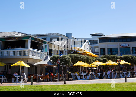 Gehobene Restaurants entlang der Strandpromenade in Hermanus mit Blick auf die saisonalen Besuche von Walen Hermanus in Südafrika Stockfoto