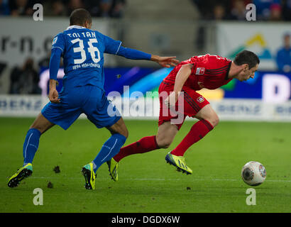 Sinsheim, Deutschland. 18. Oktober 2013. Hoffenheim Jeremy Toljan (L) und Leverkusens Roberto Hilbert wetteifern um die Kugel während der Bundesliga-Fußball-Spiel zwischen 1899 Hoffenheim und Bayer Leverkusen am Rhein-Neckar-Arena in Sinsheim, Deutschland, 18. Oktober 2013. Foto: UWE ANSPACH/Dpa/Alamy Live News Stockfoto