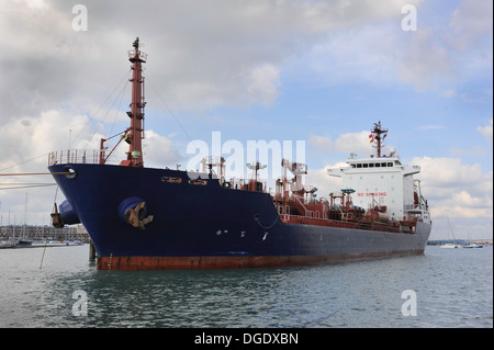 Ein großer Ozean-Öl oder Chemikalien Tanker vor Anker in einem Hafen mit großen keine Rauchen anmelden Stockfoto