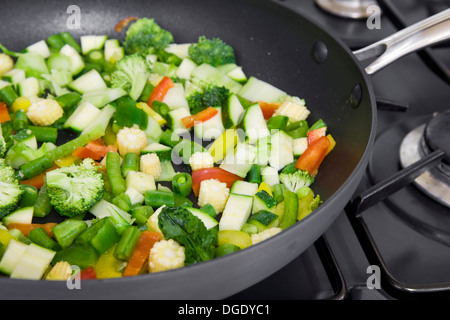 Rühren Sie anbraten Gemüse kochen im Topf auf Herd Stockfoto