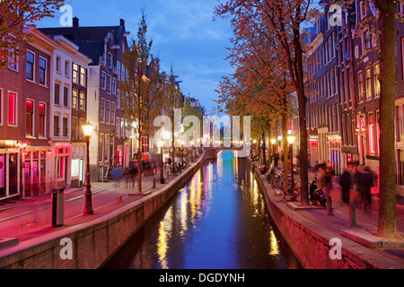 Amsterdamer Rotlichtviertel Bereich in der Stadt im Zentrum in der Abenddämmerung, Nordholland, Niederlande. Stockfoto