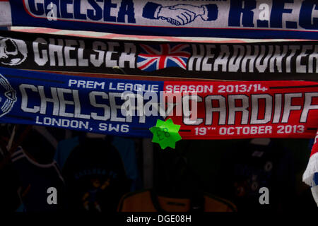 Stamford Bridge London, UK. 19. Oktober 2013. Fußballschals zum Verkauf als der premier League match zwischen Chelsea und Cardiff FC Lebensläufe nach die internationalen WM-Qualifikation Pause Credit: Amer Ghazzal/Alamy Live-Nachrichten Stockfoto