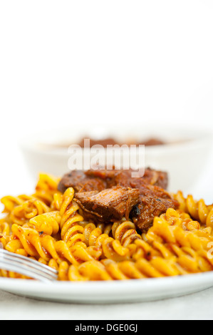 Fusilli Nudeln al dente mit neapolitanischen Stil Ragout Fleischsoße Bolognese Stil sehr unterschiedlich Stockfoto