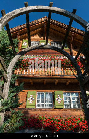 Traditionellen hölzernen Fensterläden Alpine House. Klosters Platz, Kanton Graubünden, Schweiz Stockfoto