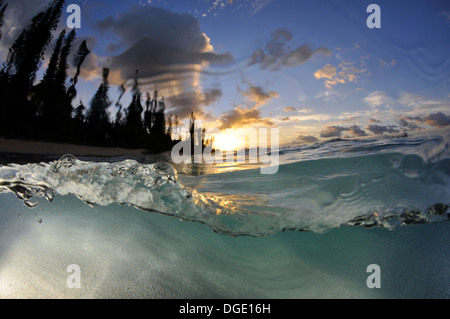 Welle bricht bei Sonnenaufgang in die Ufer des Kanumera Bay, Iles des Pins, Neukaledonien, Südpazifik Stockfoto