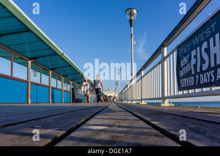 Menschen Fuß entlang der Pier in Bournemouth an einem heißen Tag im August auf der Höhe des Vereinigten Königreichs Ferienzeit. Stockfoto