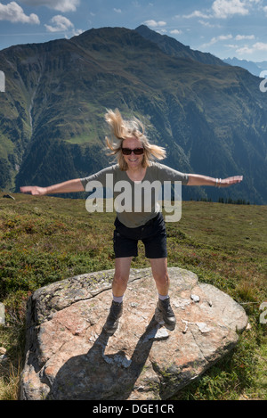 Eine weibliche Wanderer winken von der Madrisa nach Klosters Wandertour. Klosters. Schweiz Stockfoto