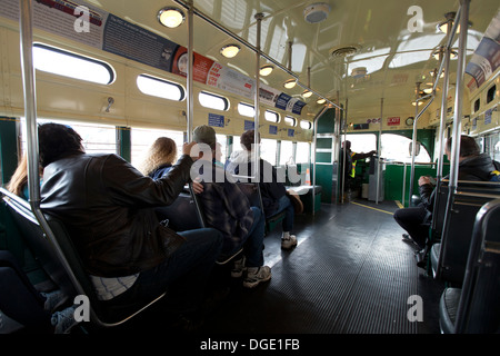 Innenraum der Straßenbahn 1074 auf der F-Line, Fishermans Wharf, San Francisco, Kalifornien, USA. Stockfoto