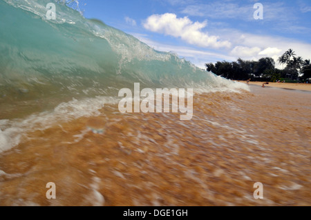 Welle bricht in Kee Beach, Kauai, Hawaii, USA Stockfoto