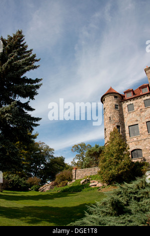 New York, St. Lawrence Seaway, Thousand Islands. Sänger-Burg auf dunkel Island. Stockfoto