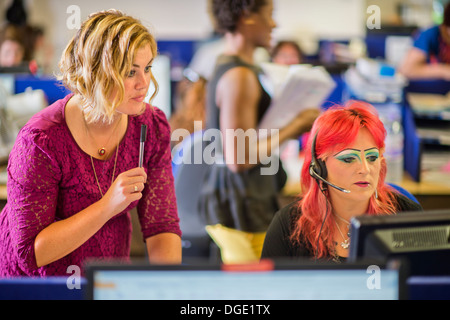 Telefonisten für die Clearing-Helpline an der University of West Of England (UWE Bristol) nehmen Anrufe von hoffnungsvollen stu Stockfoto
