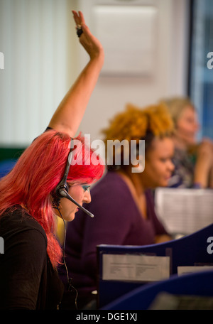 Telefonisten für die Clearing-Helpline an der University of West Of England (UWE Bristol) nehmen Anrufe von hoffnungsvollen stu Stockfoto