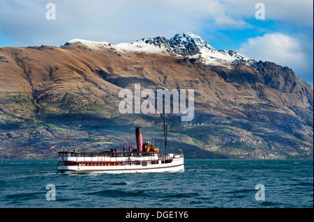 Queenstown, North Island, Neuseeland. Dampf Kreuzfahrtschiff TSS Earnslaw über den Lake Wakatipu Stockfoto