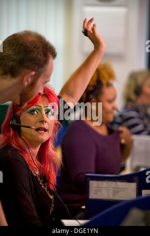 Telefonisten für die Clearing-Helpline an der University of West Of England (UWE Bristol) nehmen Anrufe von hoffnungsvollen stu Stockfoto