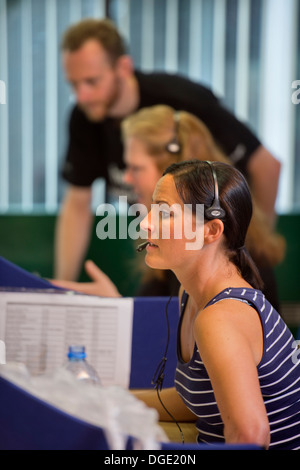 Telefonisten für die Clearing-Helpline an der University of West Of England (UWE Bristol) nehmen Anrufe von hoffnungsvollen stu Stockfoto