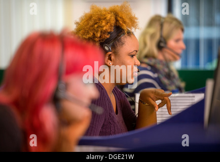 Telefonisten für die Clearing-Helpline an der University of West Of England (UWE Bristol) nehmen Anrufe von hoffnungsvollen stu Stockfoto