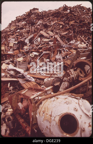 GEHÄUFT-UP SCHROTT IM UNTERNEHMENSBEREICH AMERIKANISCHES SCHIFF DEMONTAGE AM WILLAMETTE RIVER, SÜDLICH DES COLUMBIA 548147 Stockfoto