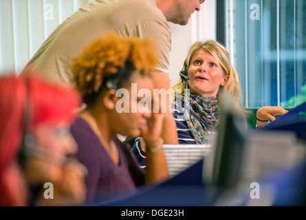 Telefonisten für die Clearing-Helpline an der University of West Of England (UWE Bristol) nehmen Anrufe von hoffnungsvollen stu Stockfoto