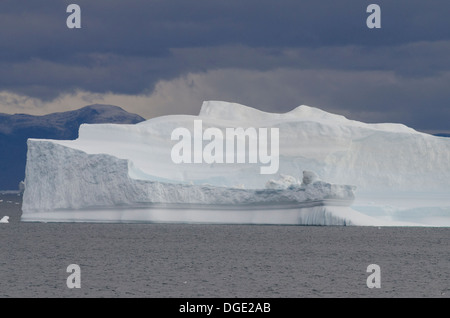 Grönland, Nuussuaq Halbinsel, Qaasuitsup Gemeinde, Disko-Bucht in der Nähe von Saqqaq (alias Sarqaq oder Solsiden). Eisberge in der Disko-Bucht. Stockfoto