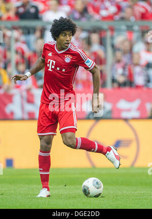 München, Deutschland. 19. Oktober 2013. Münchner Dante spielt den Ball während der Bundesliga-Fußball-Spiel zwischen Bayern München und FSV Mainz 05 in Allianz Arena in München, 19. Oktober 2013. München gewann das Spiel 4-1.Photo: MARC Müller/Dpa/Alamy Live News Stockfoto