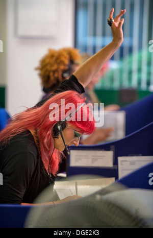 Telefonisten für die Clearing-Helpline an der University of West Of England (UWE Bristol) nehmen Anrufe von hoffnungsvollen stu Stockfoto