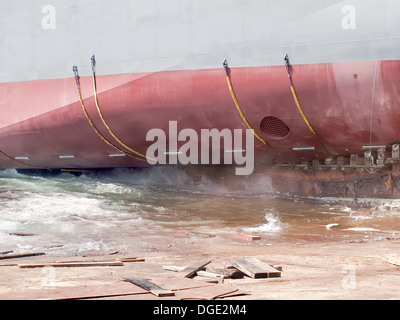 Detail des Schiffes zu starten - Steuerbord mit vorderen Propeller auf Helling Stockfoto