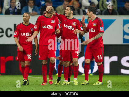 Sinsheim, Deutschland. 18. Oktober 2013. Leverkusens Sidney Sam (L-R), Torjäger Stefan Kießling, Emir Spahic und Roberto Hilbert feiern das 0-2 Tor während der Fußball-Bundesliga-match zwischen 1899 Hoffenheim und Bayer Leverkusen am Rhein-Neckar-Arena in Sinsheim, Deutschland, 18. Oktober 2013. Foto: UWE ANSPACH/Dpa/Alamy Live News Stockfoto