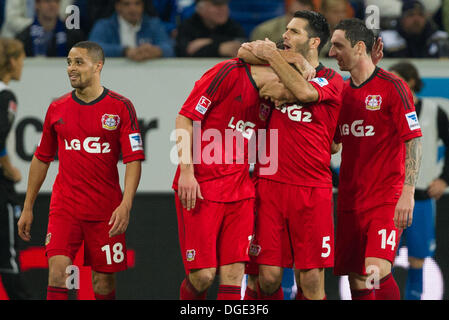 Sinsheim, Deutschland. 18. Oktober 2013. Leverkusens Sidney Sam (L-R), Torjäger Stefan Kießling, Emir Spahic und Roberto Hilbert feiern das 0-2 Tor während der Fußball-Bundesliga-match zwischen 1899 Hoffenheim und Bayer Leverkusen am Rhein-Neckar-Arena in Sinsheim, Deutschland, 18. Oktober 2013. Foto: UWE ANSPACH/Dpa/Alamy Live News Stockfoto