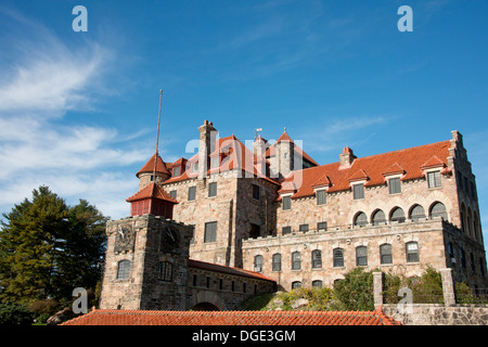 New York, St. Lawrence Seaway, Thousand Islands. Sänger-Burg auf dunkel Island. Stockfoto