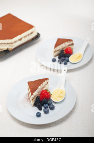 klassische italienische Tiramisu Dessert mit Beeren und Custartd Konditorcreme auf Seite Stockfoto