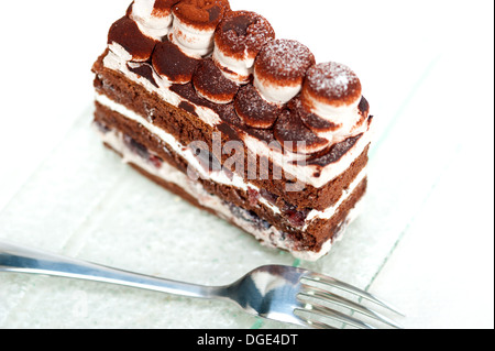 frisch geschlagene Sahne Dessert Kuchen Stück mit Kakaopulver obenauf Stockfoto