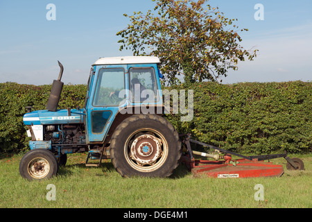 Landwirt eine Rasen Wiese Mähen Stockfoto