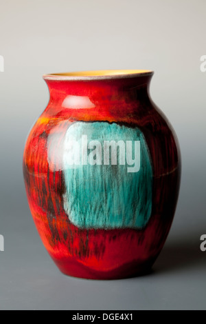 Vulkan-Design-Vase von Poole Pottery. Stockfoto